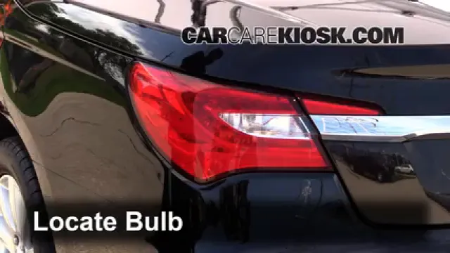 2011 Chrysler 200 Touring 2.4L 4 Cyl. Convertible (2 Door) Éclairage Feux de marche arrière (remplacer une ampoule)